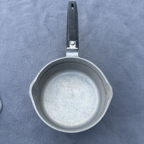 Vintage Magnalite 1 Quart Aluminum Saucepan With Lid & Black Handle Double Spout - Picture 3 of 10